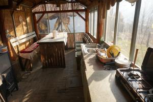 Kuchyň nebo kuchyňský kout v ubytování Natura Chalets