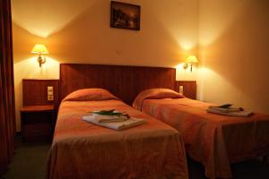 Postel nebo postele na pokoji v ubytování Hotel Lukács Superior + 37 fotografií