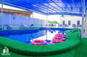 Piscina a Udokanson Hotel And Suites o a prop