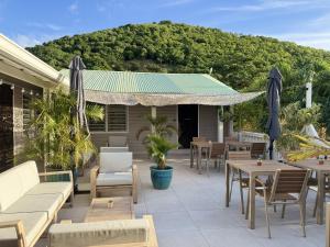 グラン・カーズにあるKoho SXM - ex Hevea Hotelのパティオ(テーブル、椅子、パラソル付)