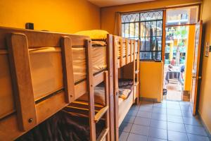 Uma ou mais camas em beliche em um quarto em Wild Rover Huacachina