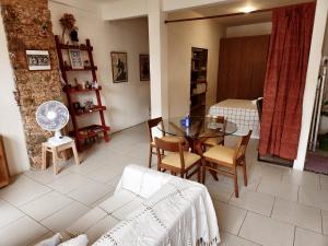 a living room with a table and chairs and a bed at Apto Charmoso Santo Antônio in Salvador