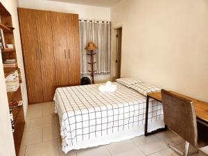 a small room with a bed and a table and a desk at Apto Charmoso Santo Antônio in Salvador