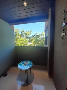 a room with a table in front of a window at Dpto Villa María Centro in Villa María