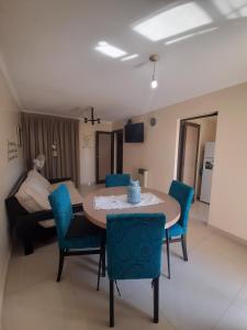a living room with a table and chairs and a bed at Dpto Villa María Centro in Villa María