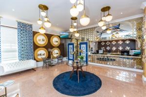 Kuchyň nebo kuchyňský kout v ubytování Oceanside Hotel and Suites