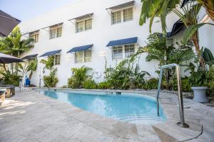 Bazén v ubytování Oceanside Hotel and Suites nebo v jeho okolí