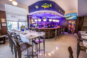 Restaurace v ubytování Oceanside Hotel and Suites