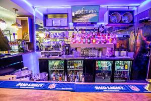 Lounge nebo bar v ubytování Oceanside Hotel and Suites