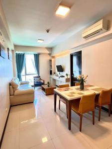 ein Wohnzimmer mit einem Tisch und einem Sofa in der Unterkunft SeaBu Properties in Lapu Lapu City