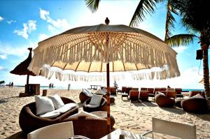 ein Strand mit Stühlen und einem Sonnenschirm auf dem Sand in der Unterkunft SeaBu Properties in Lapu Lapu City