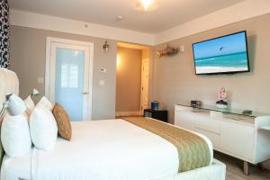 Postel nebo postele na pokoji v ubytování Oceanside Hotel and Suites