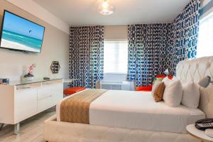 TV a/nebo společenská místnost v ubytování Oceanside Hotel and Suites