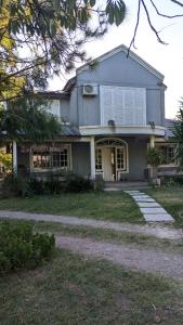 een groot wit huis met een oprit ervoor bij Mishki Wasi - Dulce Hogar Magdalena in Magdalena