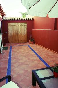une terrasse avec une ligne bleue au sol dans l'établissement Vive Sanlúcar con aparcamiento en la puerta, à Sanlúcar de Barrameda