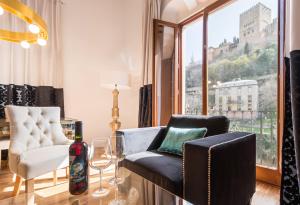 A seating area at BiBo Suites Oro del Darro