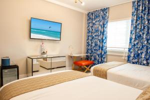 Postel nebo postele na pokoji v ubytování Oceanside Hotel and Suites