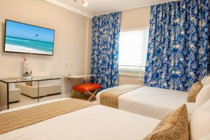 Postel nebo postele na pokoji v ubytování Oceanside Hotel and Suites