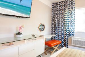 TV a/nebo společenská místnost v ubytování Oceanside Hotel and Suites