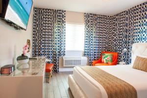Postel nebo postele na pokoji v ubytování Oceanside Hotel and Suites
