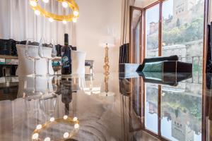 een glazen tafel in een woonkamer met een raam bij BiBo Suites Oro del Darro in Granada