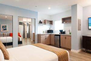 Kuchyň nebo kuchyňský kout v ubytování Oceanside Hotel and Suites