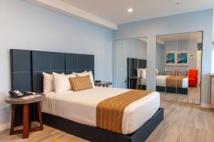 Postel nebo postele na pokoji v ubytování Oceanside Hotel and Suites + 37 fotografií