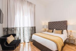 A bed or beds in a room at BiBo Suites Oro del Darro