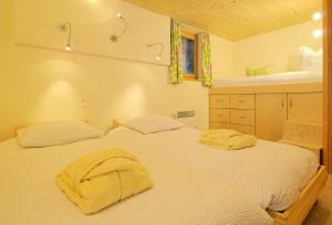 Postel nebo postele na pokoji v ubytování Ferienwohnung Chalet Püzji