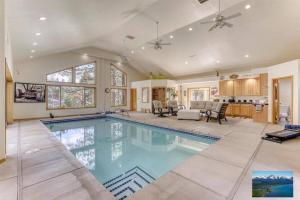 dom z basenem i salonem w obiekcie 6000 sqft Pine House with indoor swimming pool w mieście Reno