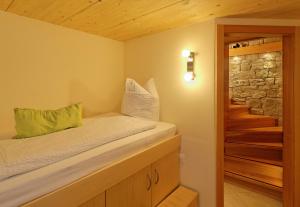 Postel nebo postele na pokoji v ubytování Ferienwohnung Chalet Püzji