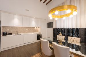 A kitchen or kitchenette at BiBo Suites Oro del Darro
