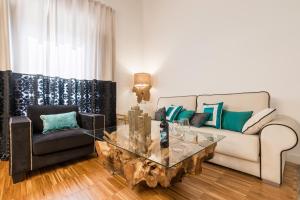 A seating area at BiBo Suites Oro del Darro