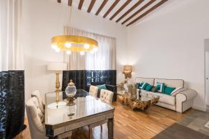 A seating area at BiBo Suites Oro del Darro