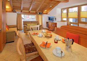 采爾馬特的住宿－Ferienwohnung Chalet Püzji，厨房以及带桌子和沙发的客厅。
