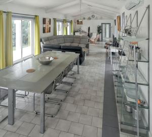 Η κουζίνα ή μικρή κουζίνα στο Villa spacieuse et élégante à Meynes avec piscine privée