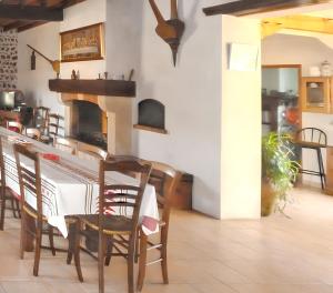 una sala da pranzo con tavolo e camino di Maison charmante à Bernac-Dessus avec jardin spacieux a Bernac-Dessus