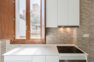 A kitchen or kitchenette at BiBo Suites Oro del Darro