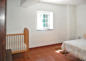 a bedroom with a bed and a window at Spacious house with mountain view in Vila Fernando in Vila Fernando