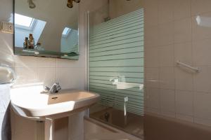 A bathroom at Casa de Playa en Somo Centro