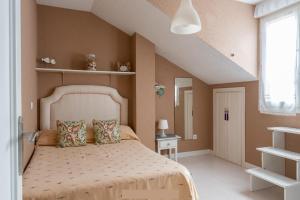 A bed or beds in a room at Casa de Playa en Somo Centro