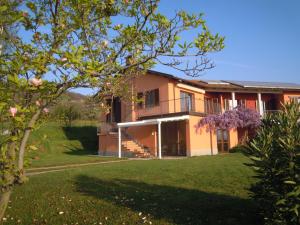 ピネローロにあるCasa Aiva & il Ciabutin, in collina tra i vignetiの前庭のある家