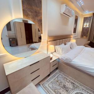 Postel nebo postele na pokoji v ubytování شقه فندقيه فاخره غرفتين نوم باثاث وديكور فخم