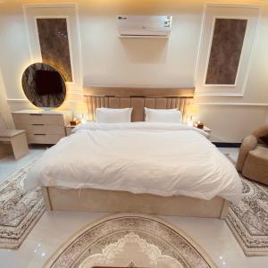 Postel nebo postele na pokoji v ubytování شقه فندقيه فاخره غرفتين نوم باثاث وديكور فخم