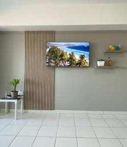 Μια τηλεόραση ή/και κέντρο ψυχαγωγίας στο Acogedor Apartmento en Bahia del Morro I