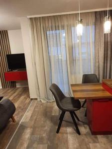 Μια τηλεόραση ή/και κέντρο ψυχαγωγίας στο Бутиков апартамент Kora DM +22 φωτογραφίες