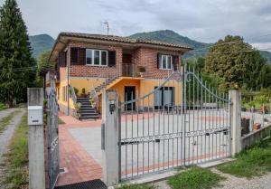 une maison avec une porte devant elle dans l'établissement Home Mate, à Ghivizzano