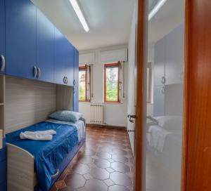 une chambre avec des armoires bleues et un lit avec des draps bleus dans l'établissement Home Mate, à Ghivizzano