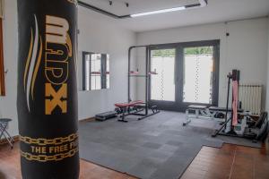 une salle avec une salle de sport avec plusieurs machines de course dans l'établissement Home Mate, à Ghivizzano