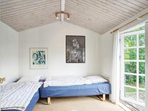 赫尔辛厄Holiday home Helsinge的有两张床和一扇窗户的卧室